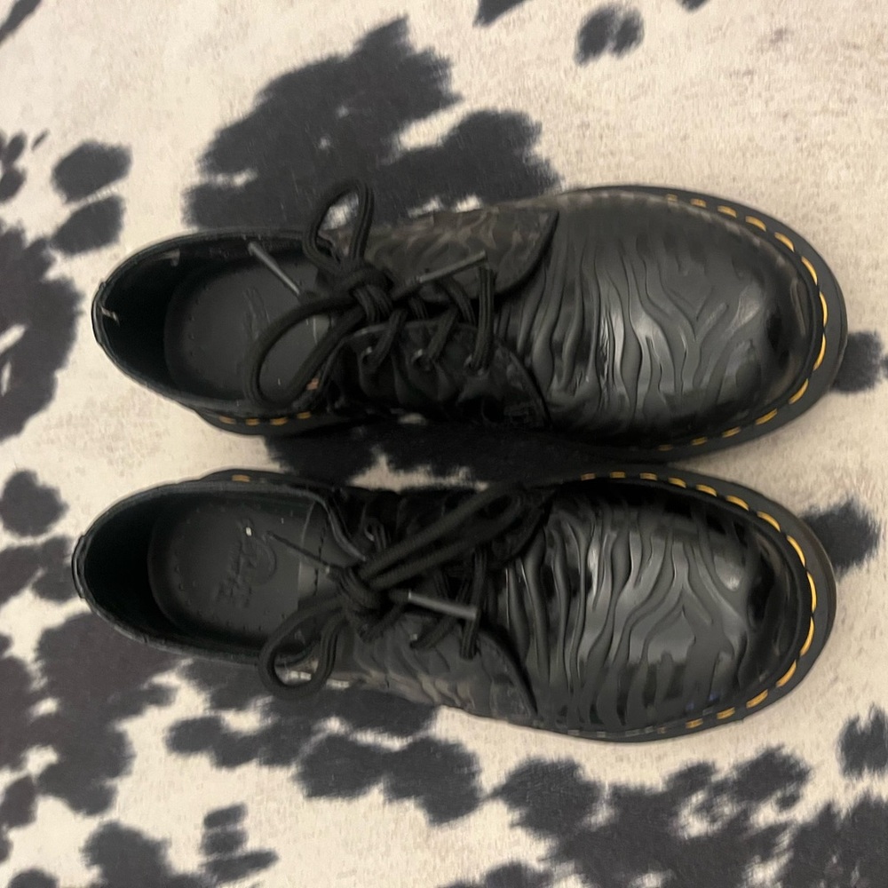 Dr. Martens Black Textured Lace-Up Shoes Women’s size 6